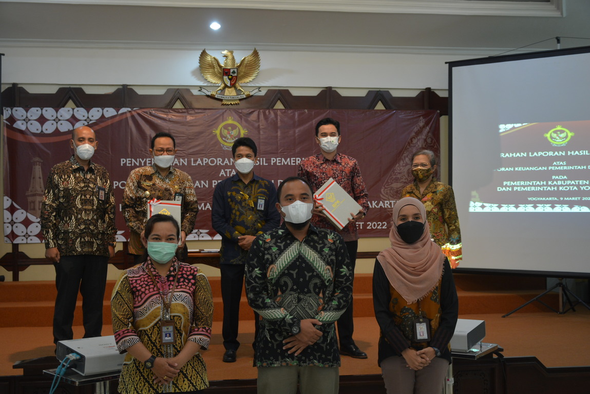 Penyerahan Laporan Hasil Pemeriksaan LKPD TA 2021 oleh BPK RI Perwakilan DIY kpd Wakil Walikota Yogyakarta
